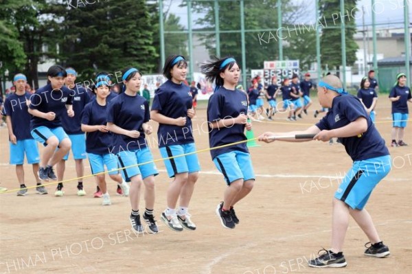 掛け声を掛けながら大縄跳びに取り組む生徒（１日、帯広第五中学校。長尾悦郎通信員撮影）