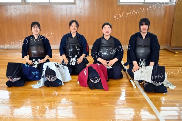 ２２年ぶりに高体連全道大会に出場する音更高校剣道部の女子チーム（右から圓道主将、懸さん、鎌田さん、鳥海さん）