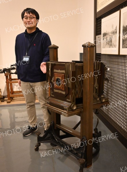 野尻写真館から寄贈を受けた木製写真機「アンソニー」を紹介する