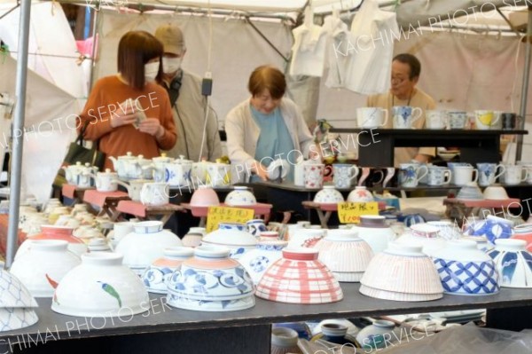 ずらりと陶器が並んだ陶器祭り会場でお気に入りの一品を買い求める来場客（８日午後０時１０分ごろ）