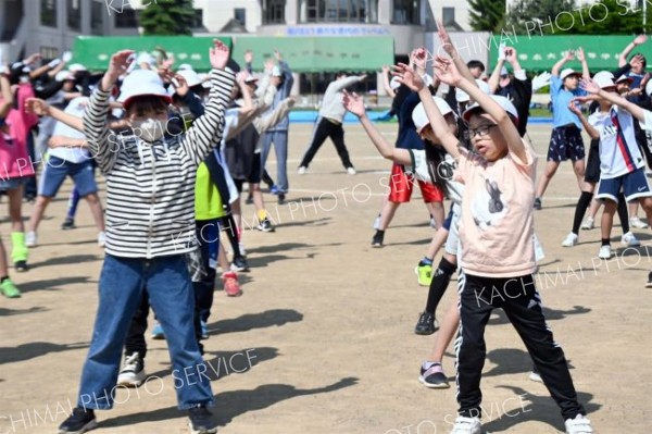 競技前にラジオ体操を行う児童（８日午前８時５５分ごろ）