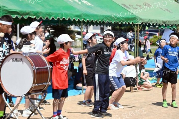 玉入れで入った数を跳びながら数える児童（８日、帯広明和小学校。北村里沙撮影）