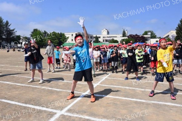 「色別アピール」で声を張り上げる赤組（８日、帯広明和小学校。北村里沙撮影）