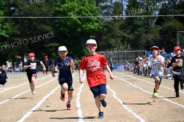 ６０メートル徒競走で懸命に走る児童（８日、帯広明和小学校。北村里沙撮影）