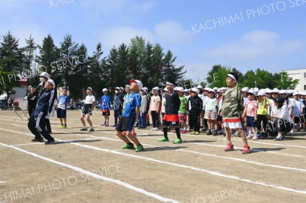 「色別アピール」で声を張り上げる白組（８日、帯広明和小学校。北村里沙撮影）