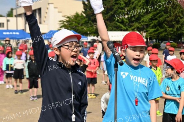 選手宣誓する白組、赤組の応援団長（８日、帯広明和小学校。北村里沙撮影）