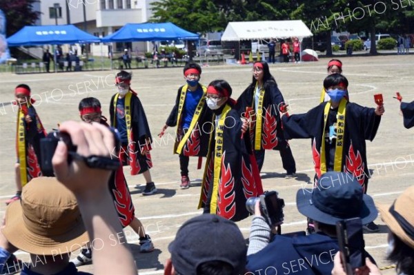 揃いのはっぴを着て「明和小ソーラン２０２４」を披露する５、６年生（８日、帯広明和小学校。北村里沙撮影）