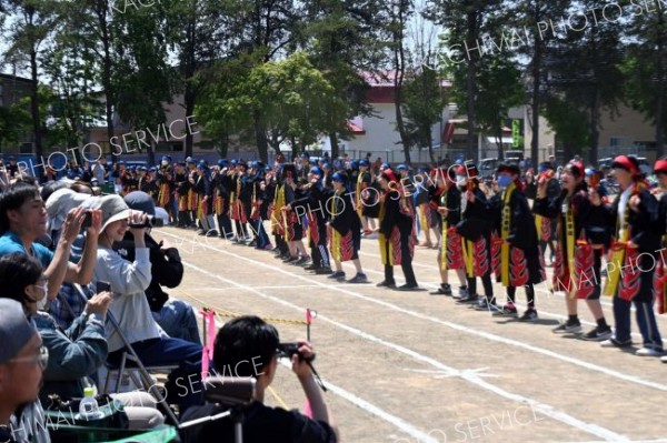 揃いのはっぴを着て「明和小ソーラン２０２４」を披露する５、６年生（８日、帯広明和小学校。北村里沙撮影）