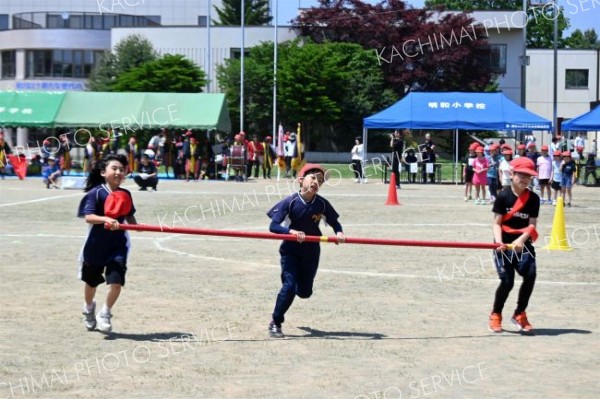 「明和ハリケーン」に取り組む３年生（８日、帯広明和小学校。北村里沙撮影）