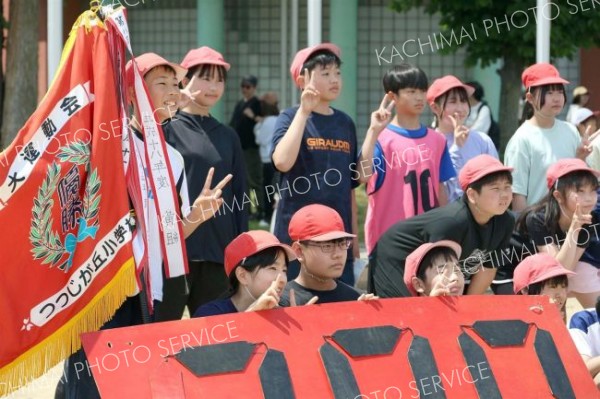 勝利の旗を手に―。小学校最後の運動会を終え笑顔で記念撮影する６年生（８日、帯広つつじが丘小学校。助川かおる通信員撮影）