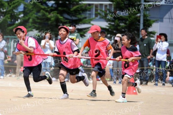 ４人１組で息を合わせて。４年生のタイフーン（８日、帯広つつじが丘小学校。助川かおる通信員撮影）