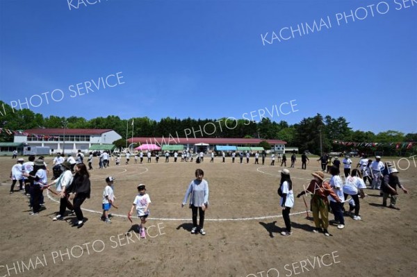 校庭に最後の大輪－。最後の運動会での鹿追音頭に地域住民が参加して大きな輪ができた（８日、鹿追上幌内小学校。須貝拓也撮影）