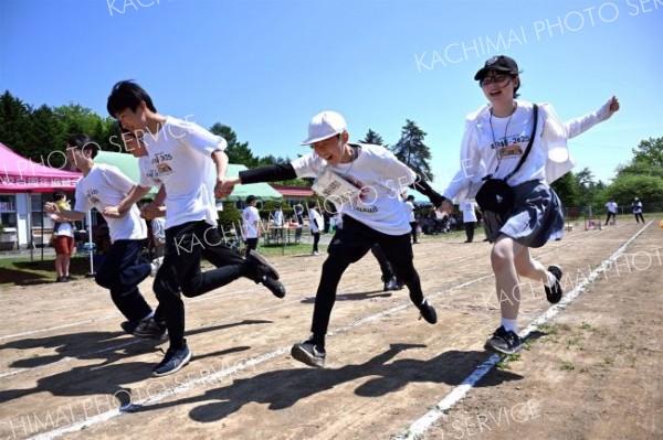 卒業生集まれ！－。借り人競走のお題に合わせた観客と一緒にゴールを目指す児童（８日、鹿追上幌内小学校。須貝拓也撮影）