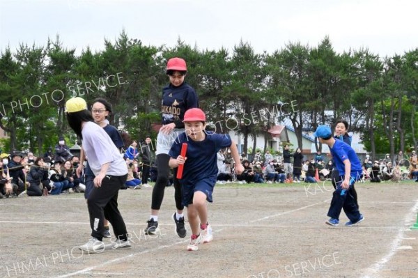 バトンをつなぎゴールを目指してひた走る児童（６日、音更木野東小学校。内形勝也撮影）