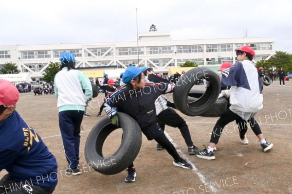 引っ張れ！　力を合わせてタイヤを奪い合う児童ら（６日、音更木野東小学校。内形勝也撮影）