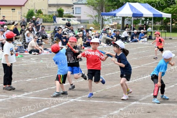 更別小学校運動会（８日、更別小学校。金野和彦撮影）