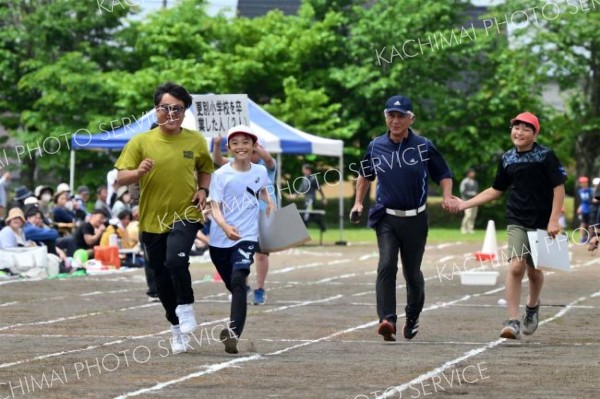 更別小運動会（８日、更別小学校。金野和彦撮影）