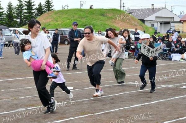 更別小運動会（８日、更別小学校。金野和彦撮影）