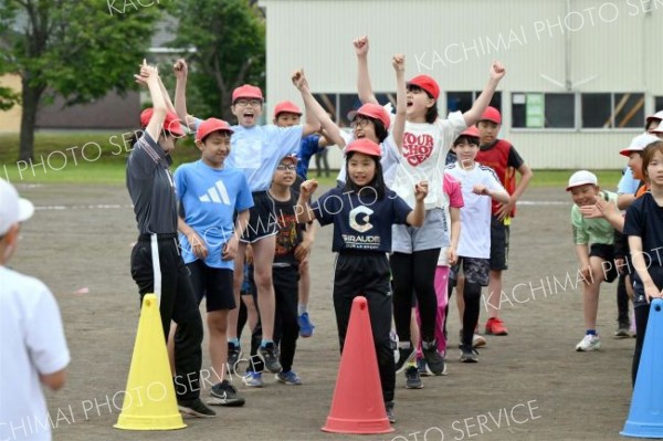 更別小運動会（８日、更別小学校。金野和彦撮影）