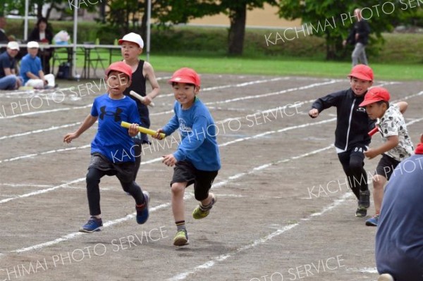 更別小学校運動会（８日、更別小学校。金野和彦撮影）