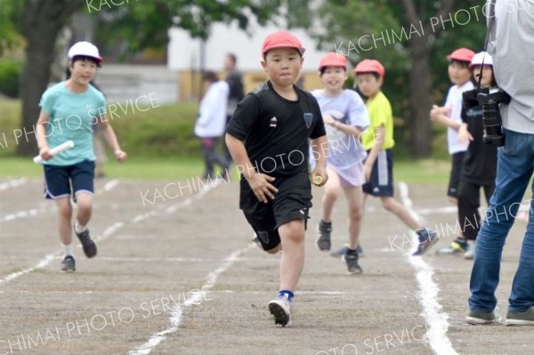 更別小学校運動会（８日、更別小学校。金野和彦撮影）