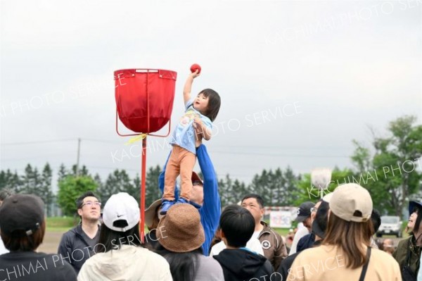 更別小運動会（８日、更別小学校。金野和彦撮影）