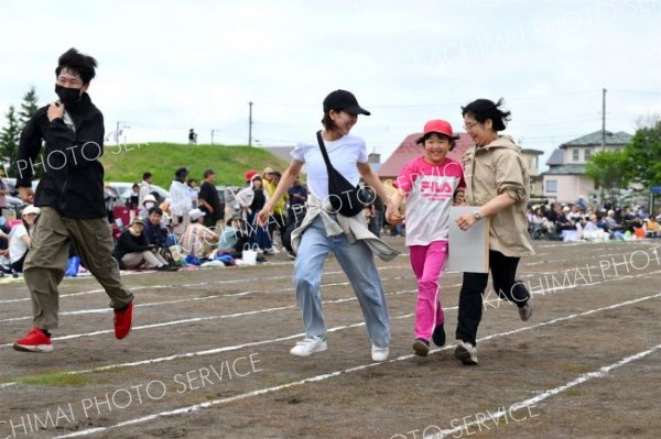 更別小運動会（８日、更別小学校。金野和彦撮影）