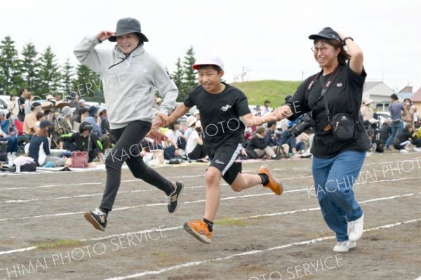 更別小運動会（８日、更別小学校。金野和彦撮影）