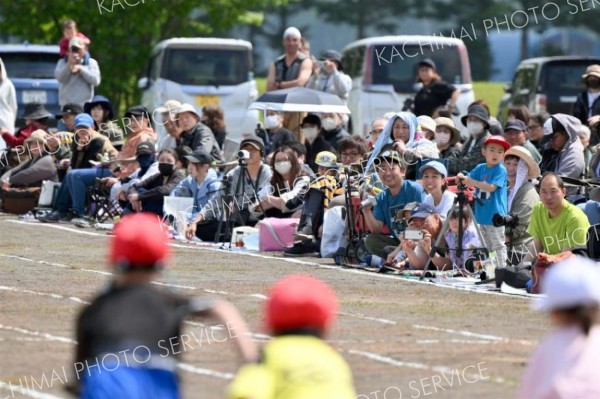 更別小運動会（８日、更別小学校。金野和彦撮影）