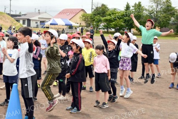 更別小運動会（８日、更別小学校。金野和彦撮影）