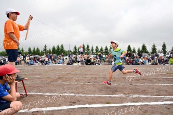 更別小運動会（８日、更別小学校。金野和彦撮影）