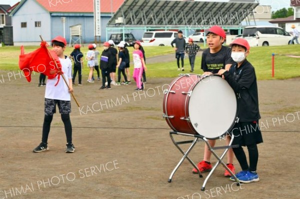 更別小運動会（８日、更別小学校。金野和彦撮影）