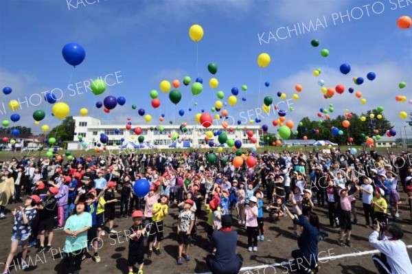 開校１００周年の更別小で運動会　バルーンリリースも