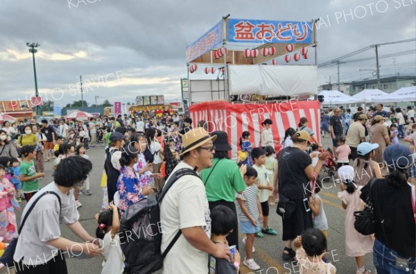 昨年８月に開かれた「稲田夏まつり」の盆踊り（実行委提供）