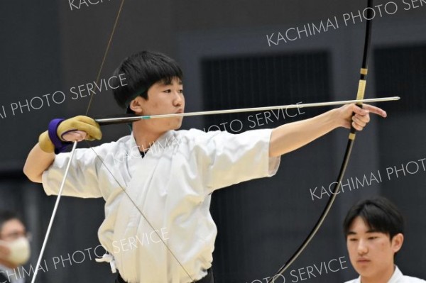 【男子個人戦準決勝】１本目を外しながらも、しっかりと修正し３本連続的中で決勝進出を決めた青木隆真（足寄）