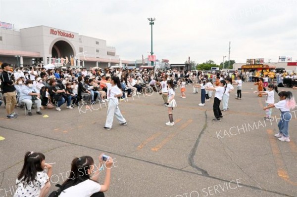 ダンスクラブや高校の吹奏楽部が会場を盛り上げた（１５日午前１１時半ごろ）