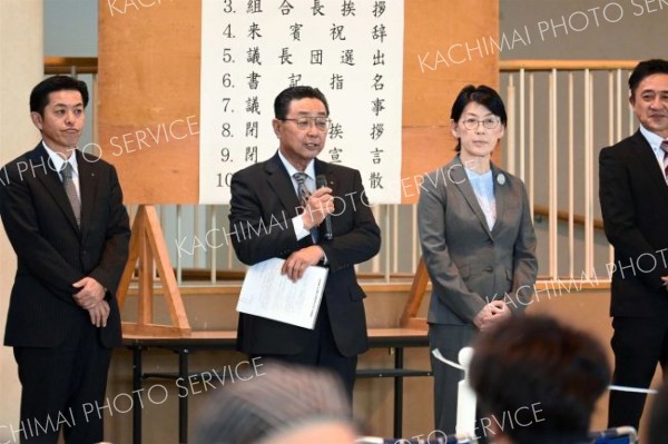 女性理事として組合員へ紹介される三上さん（右から２人目）