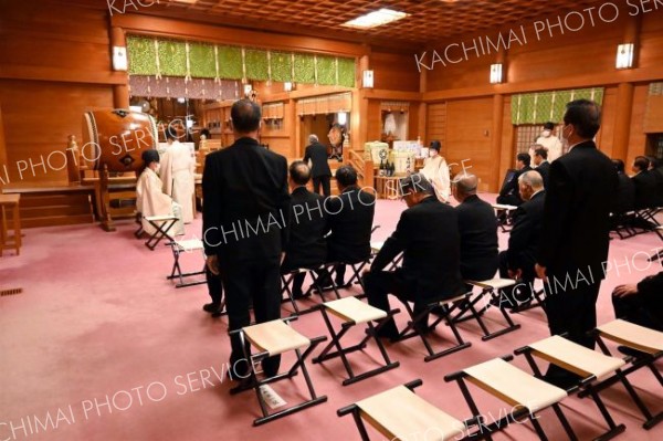 宵宮祭に集まった氏子ら