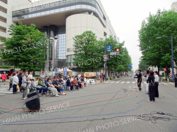 多彩な歌声に引き込まれる市民ら