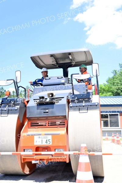 道路工事で使用する車両の操縦を体験する生徒