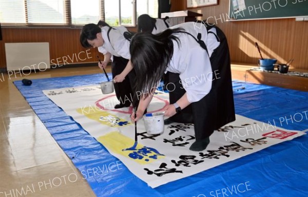 書道パフォーマンスで特殊詐欺被害を防止　広尾高校書道部 4