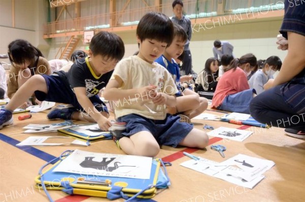 忠類小　縫いぐるみでナウマンゾウ　紙で造形把握、メーカーへ伝達