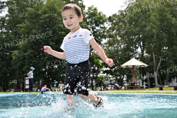 きょう「夏至」　気温上昇で子どもたちが水浴びも