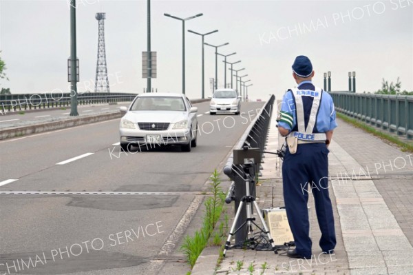 池田署の定置式取り締まり装置の前を通る車（２０日午前７時４０分ごろ、池田小学校付近）