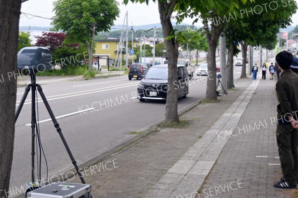 児童が登校する中、往来する車に目を光らせる移動式オービス（２０日午前７時５０分ごろ、池田小学校付近）