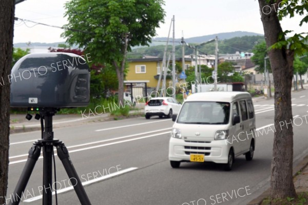 往来する車に目を光らせる移動式オービス（２０日午前８時２５分ごろ、池田小学校付近）