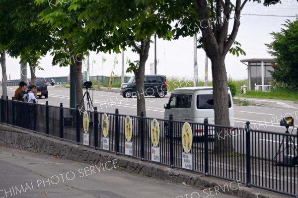 移動式オービスの前を通る車（２０日午前７時５０分ごろ、池田小学校付近）