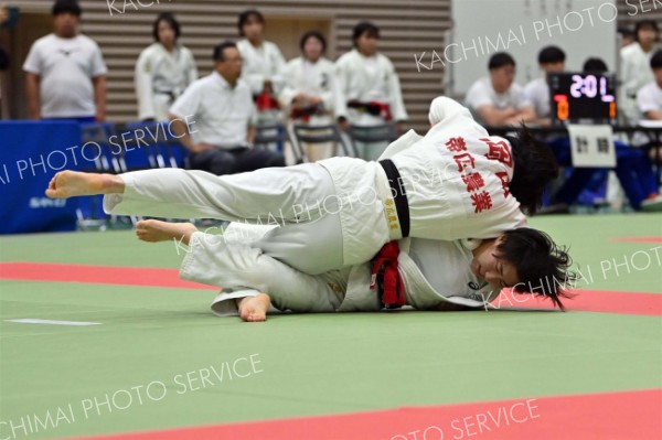 【女子個人戦５７キロ級・準々決勝】大内刈りで２つ目の技ありを奪う帯農