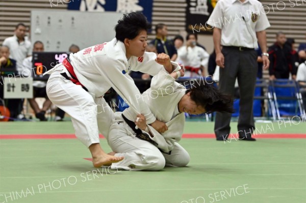 【女子個人戦５７キロ級・準々決勝】攻撃を仕掛ける東海大札幌高