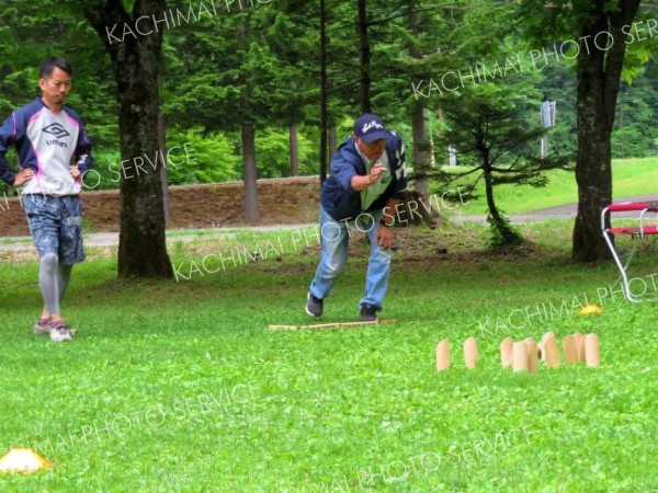 真剣な面持ちで競技に挑む選手